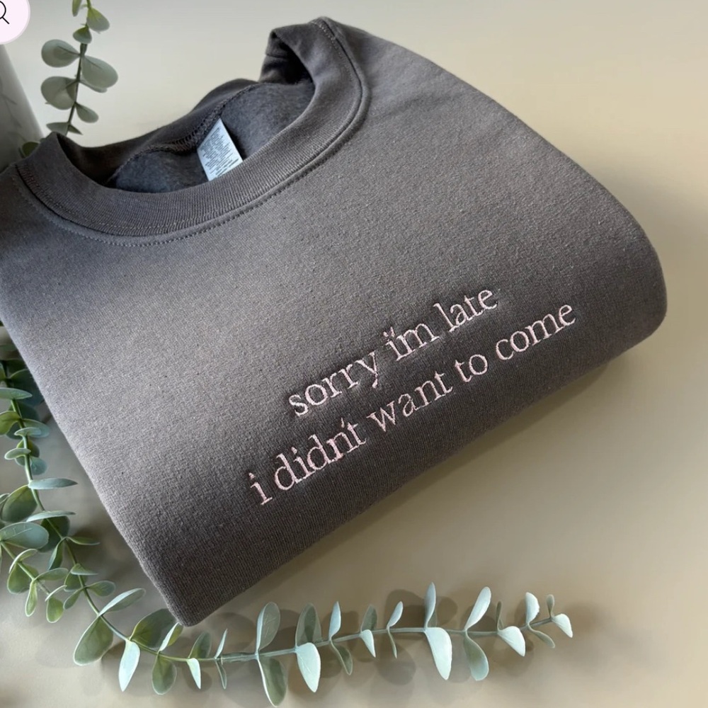SORRY IM LATE EMBROIDERED SWEATSHIRT